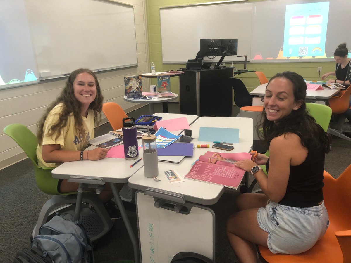 KCapLiteracy's tweet photo. My #EtownLiteracyMethods set goals for themselves by creating vision boards! #creativity #literacy #SEL @EtownCollege https://t.co/mKpRZQPgVS
