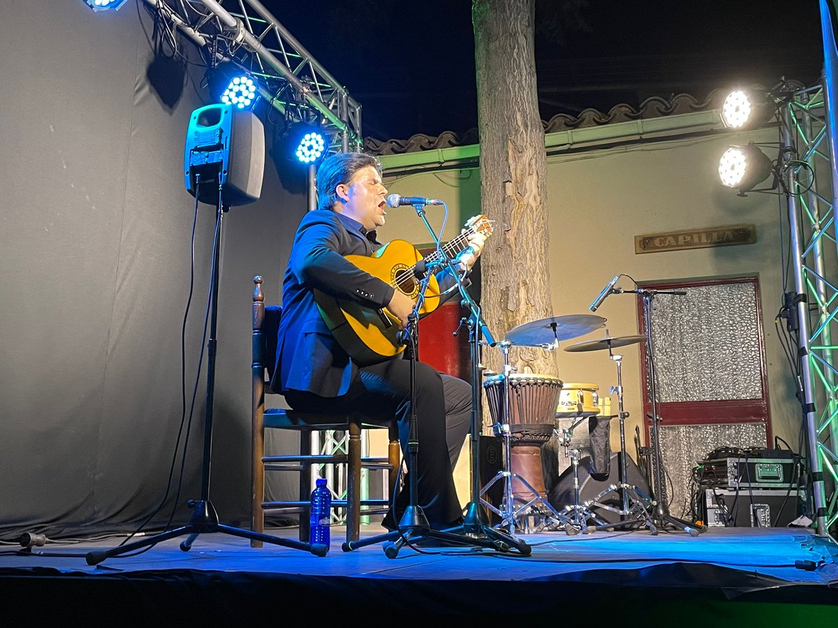 AytoAlbacete's tweet photo. 🔹Anoche, Ricardo Fernández del Moral dio el cierre a los #conciertos del patio flamenco💃🏻.
👉El cantaor🎶 y gran guitarrista de Daimiel, que estuvo acompañado en la percusión por #AlejandroSolano, fusiona sonidos y registros con letras y versos🎼 de los más grandes🔝. https://t.co/8mAcsz1X7C