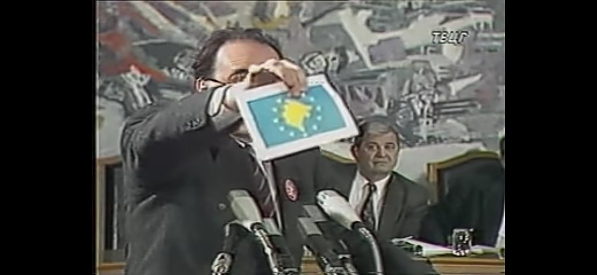 duleban97's tweet image. Interestingly, even Montenegrin pro-independence politicians in the early 90s wanted to adopt this kind of generic "Europian" flag for the new "sovereign and independent state" xd