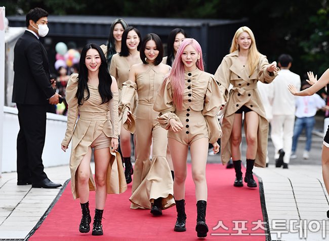 multi_dc's tweet photo. and yall know what’s the best part about this win? they’re complete. all 7 of them were there when the award was given to them. even their first music show win, they were complete. 

#드림캐쳐_2022HDA #Deukae_HeartDreamAwards
@hf_dreamcatcher https://t.co/iIGt3moNJB