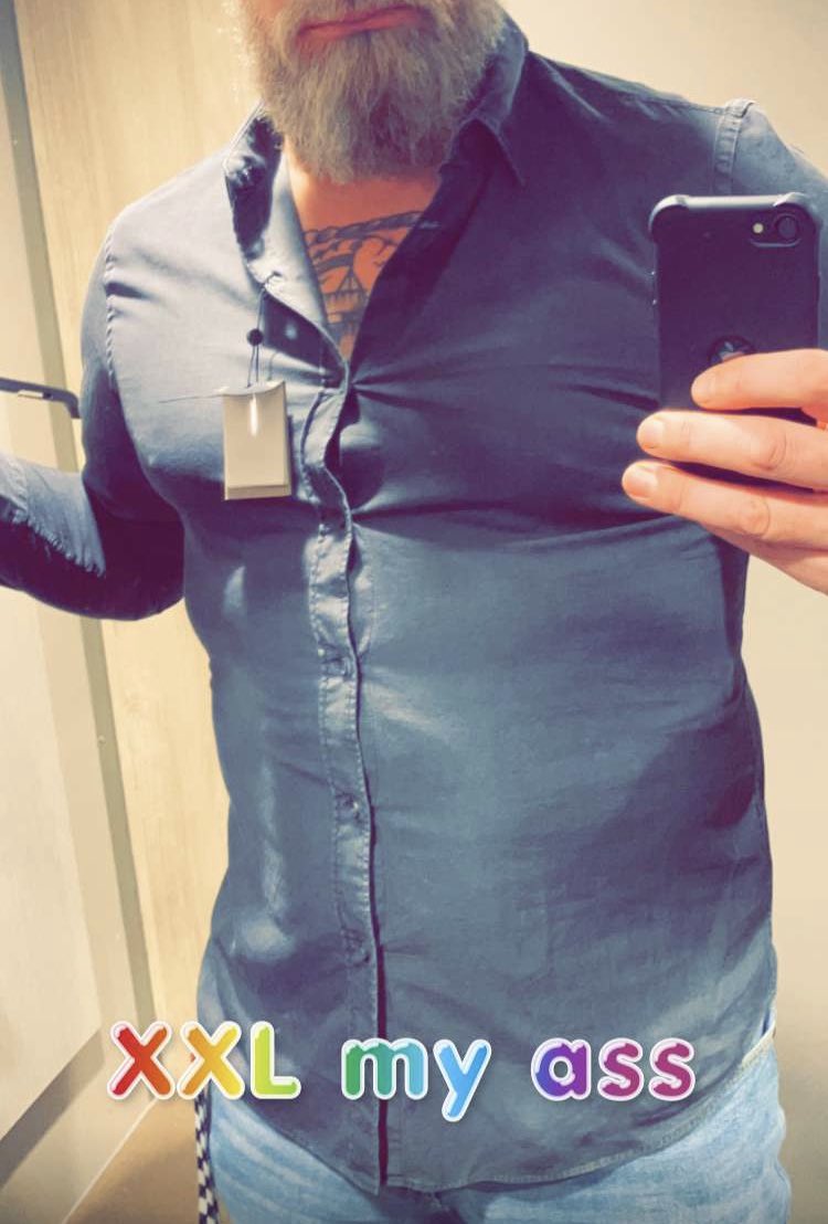 appyplays's tweet image. XXL my ass!! Biggest shirt on the rack too #bigfella #bigmanproblems #6ft7 #FFS