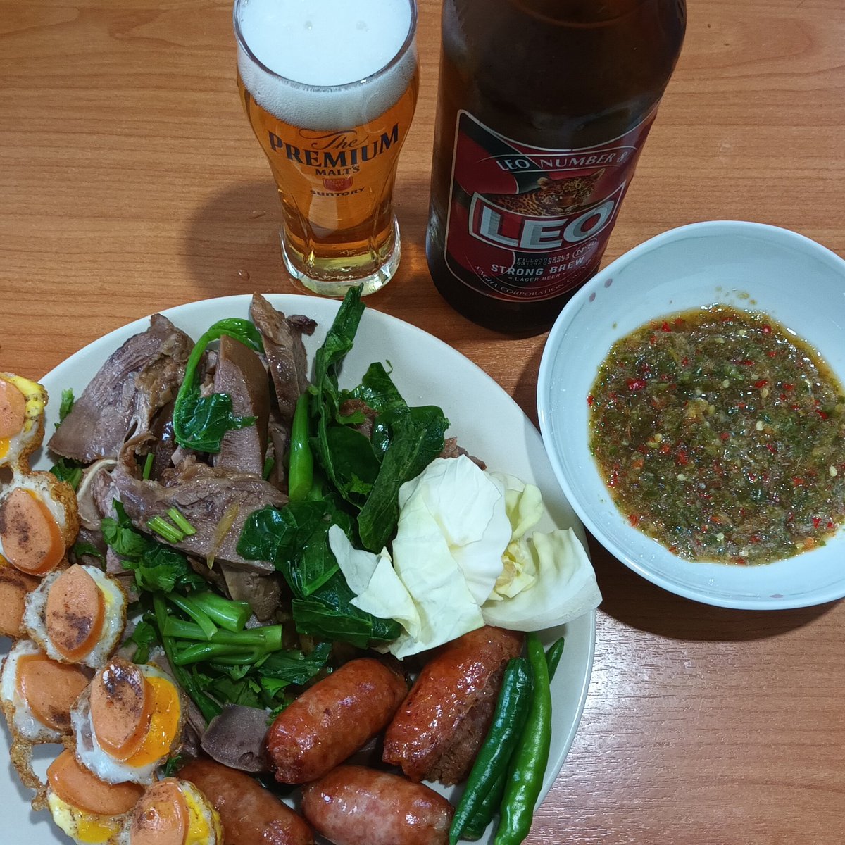 Thunder261's tweet photo. Some #beersnack served with Leo Number 8 bought from the market tonight 🍻
#Thaibeer https://t.co/RylUfg8xMC