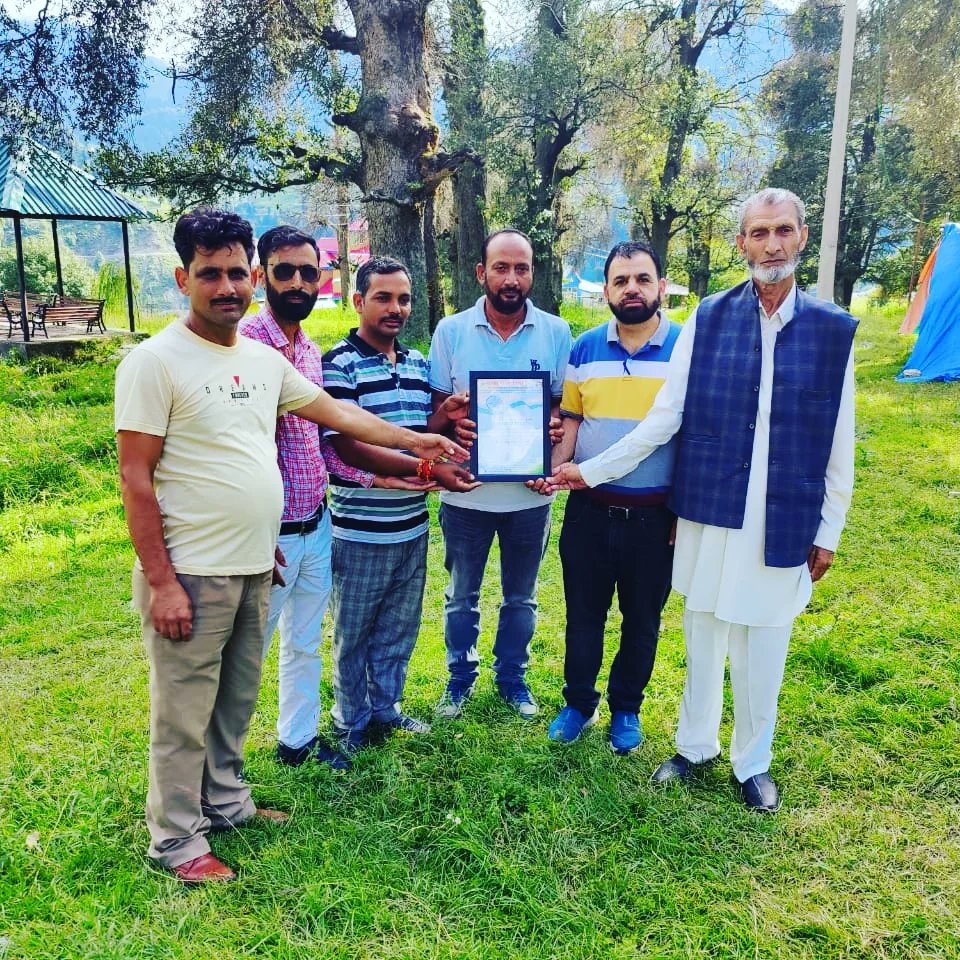 ghrt_India's tweet photo. On the eve of Independence day 
GHRT facilitated and presented GHRT Independence Award to
Sh Paramdeep Singh (KAS)  Latti, Sh Atul Singh Mankotia BDO Latti, Sh Mohan Lal Sharma Naib Tehsildar, Sh Kasturi Lal Gupta Sarpanch, Sh Khalid Hussain Malik. 
@OfficeOfLGJandK @dioudhampur https://t.co/qHVsQ5ybJi