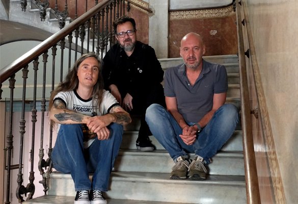 sitgesfestival's tweet photo. 🎥🧟 [REC] de @jbalaguero @paco_plaza marcó un antes y un después en el cine de terror. Ahora, 15 años más tarde, los principales protagonistas analizan las claves de la película en el documental [REC] TERROR SIN PAUSA, dirigido por Diego López-Fernández #Sitges2022 @filmax https://t.co/TYP3Q8nhF2
