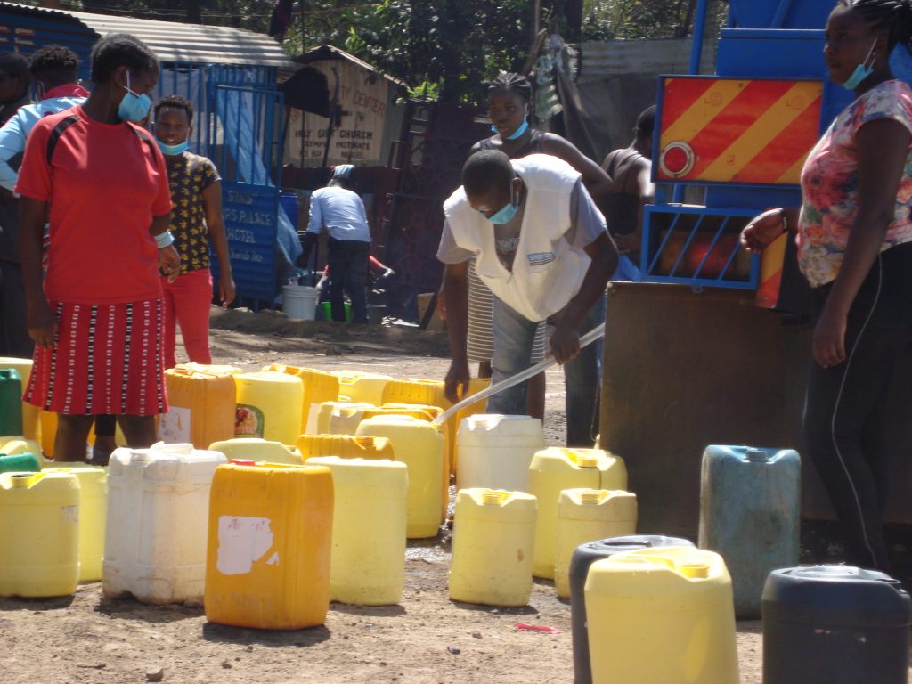 H2Ojournalists's tweet photo. #H20throwback #H20changesthings
#TBThursday to when @hope2shine
provided free water ๐ฆ to the people of #kibera slum, #Kenya in the fight against #COVID19 https://t.co/s3IooPNP1G