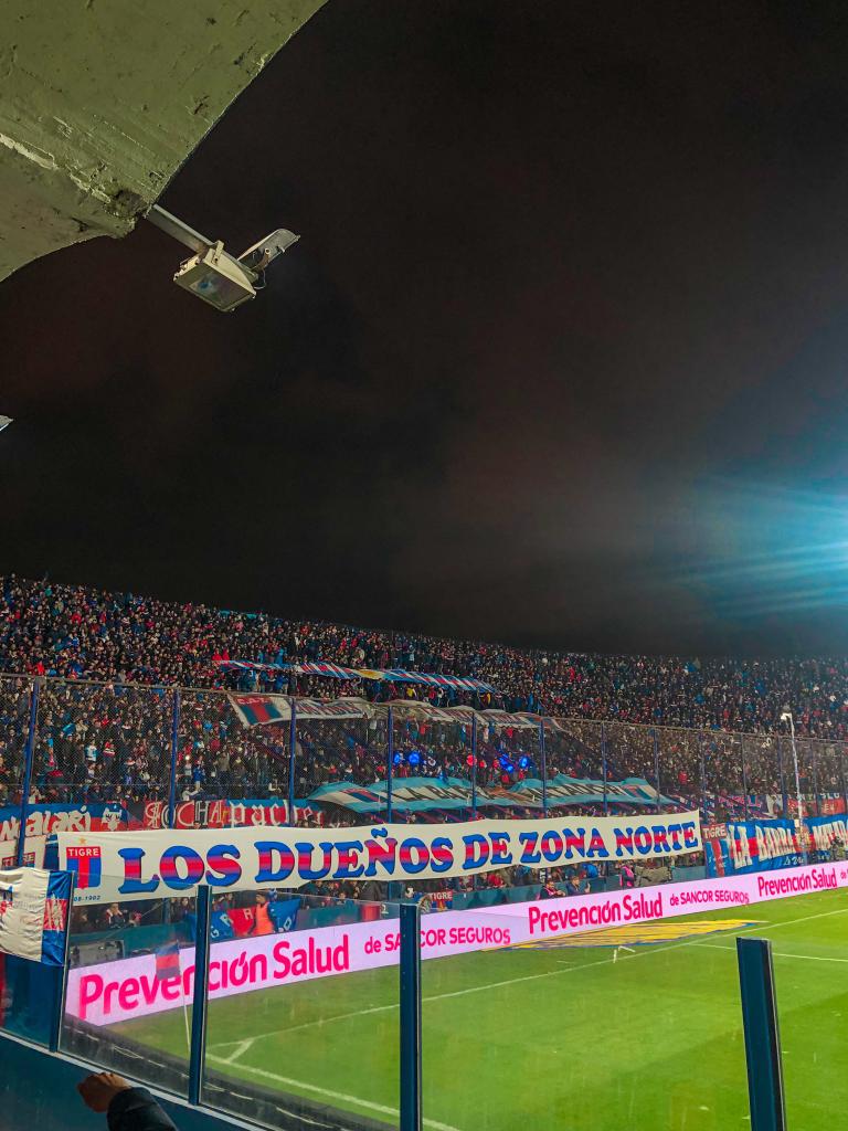 Cuanto falta para que esta tribuna se llame Carlos Ariel "El Chino" Luna ??