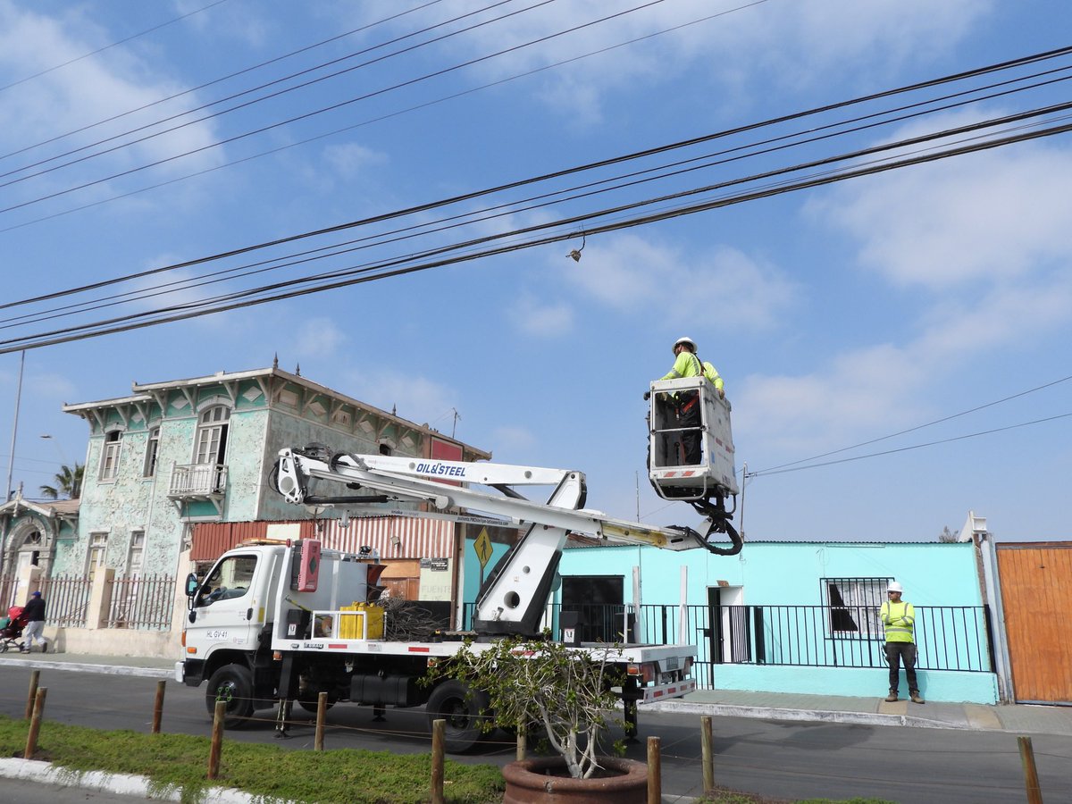 GaviotinONG's tweet photo. Este Picaflor del norte hembra Alimenta a sus crías en el nido después de esperar más de 1 Hora que se repusiera su nido caído. El cable que lo sostenía se corto y gracias al equipo municipal y fundación fue puesto en el mismo lugar con éxito ❤️ https://t.co/r9hn7LaX4t