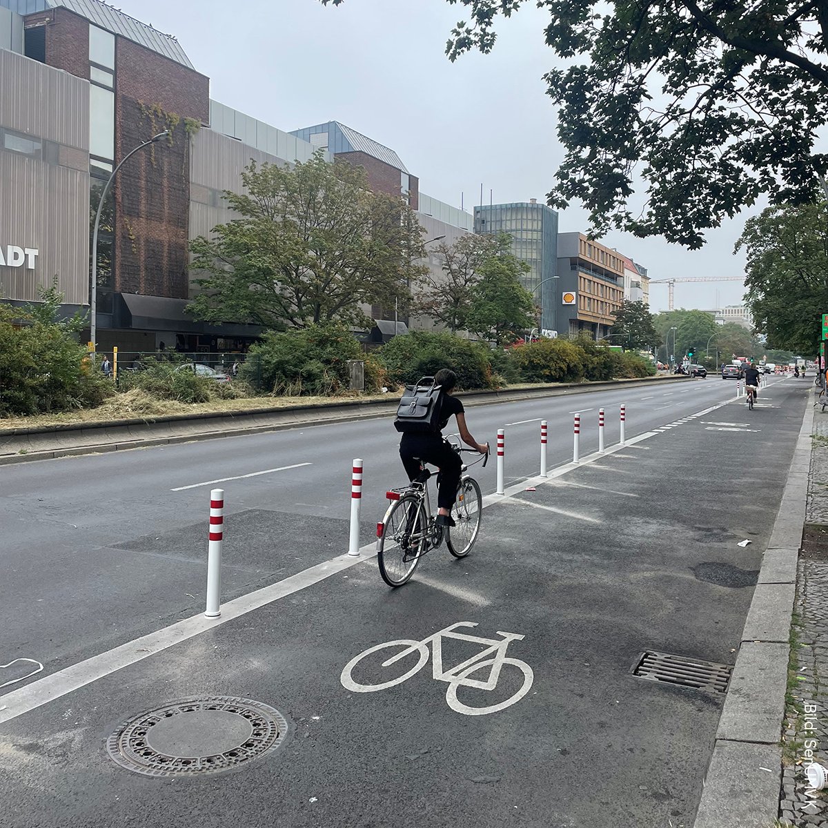 Nachdem bereits im Juli die 3 Meter breiten Radfahrstreifen in der #Müllerstraße zwischen S-Bhf. #Wedding und Leopoldplatz markiert wurden, hat das @BA_Mitte_Berlin den Radfahrstreifen nun zusätzlich mit Pollern vor Befahren und Halten durch KfZ-Verkehr abgesichert 🚴‍♀️ 💚.