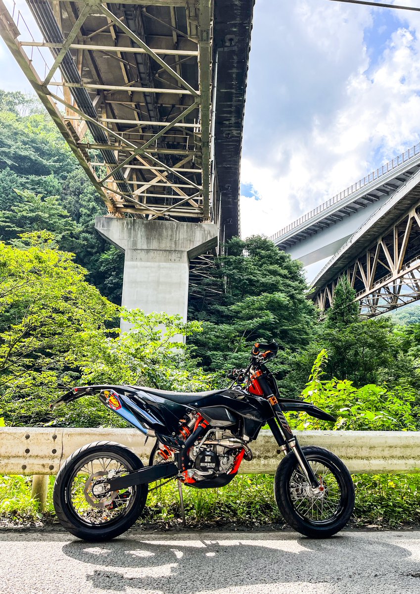 TenpaOreStory's tweet photo. EXCFを手放すかどうか迷っておる🤔
全部セローのせいだ
そして、バイクは2台持ちが限界😅
よーけ乗らんようになるわいw
#バイク売ります #KTM #EXCF #ヒエラルキー https://t.co/Nf1MJSw5rm