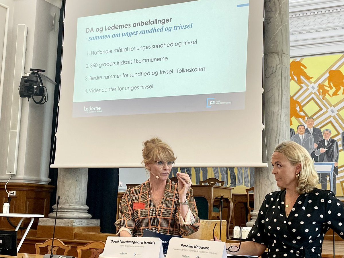 LederneDK's tweet photo. #FremtidenErUng - konferencen er igang på Christiansborg. @bodilismiris fra @LederneDK og @PernilleKnudse fra @Dansk_Arbgiver indleder med den 🔥platform om unges #sundhed og #trivsel og kommer med 4 anbefalinger til, hvordan vi får alle unge med #dkpol #uddpol https://t.co/uvhqc5i2wI