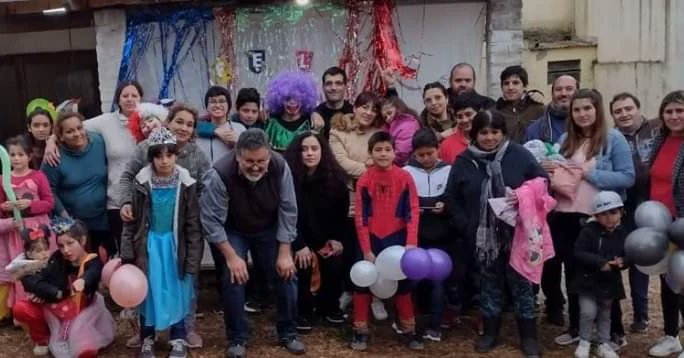 jfgbuenosaires's tweet photo. 📍 BALCARCE 

La juventud y compañeres del Frente Grande Balcarce festejaron la niñez en su Centro Cultural dónde asistieron 200 peques y sus familias 🥳

🙌 Disfrutaron una tarde a puro baile, teatro, diversión y finalizaron compartiendo una riquísima merienda. https://t.co/XHT4Kh6ksD