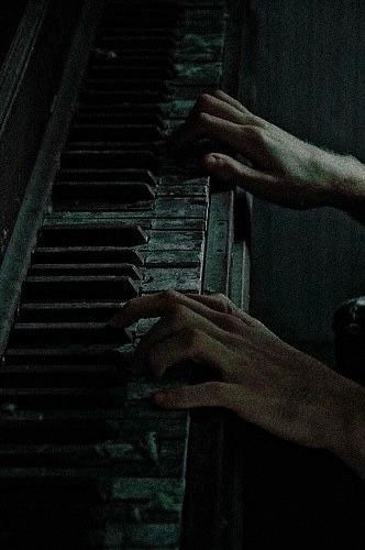 — Манящие мгновения парусекундной свободы всегда манили бо́льшую часть человечества. Но другую до ужаса пугали. А что же сейчас? 

Небедо мягко коснулся пальцем Вашей щеки, приближая лицо к чужому уху и  переходя на шепот:

— К какой категории относитесь Вы?