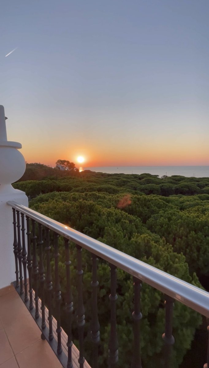 TuiIsla's tweet photo. ¿Eres de los que le encanta ver el amanecer y el atardecer? Si te apasiona tanto como a nosotros, desde nuestras habitaciones Deluxe podrás vivir momentos tan espectaculares como estos. 

Te esperamos para que vengas a disfrutarlos con nosotros 💙 

#felizjueves https://t.co/0I23dgCnCG
