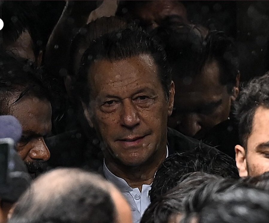 PTIofficial's tweet photo. وفا کے راستے کا ہر مسافر۔ گواہی دے گا کہ تم کھڑے تھے!!
#کپتان_پاکستان_کی_ریڈ_لائن https://t.co/f62Y9XfD1f
