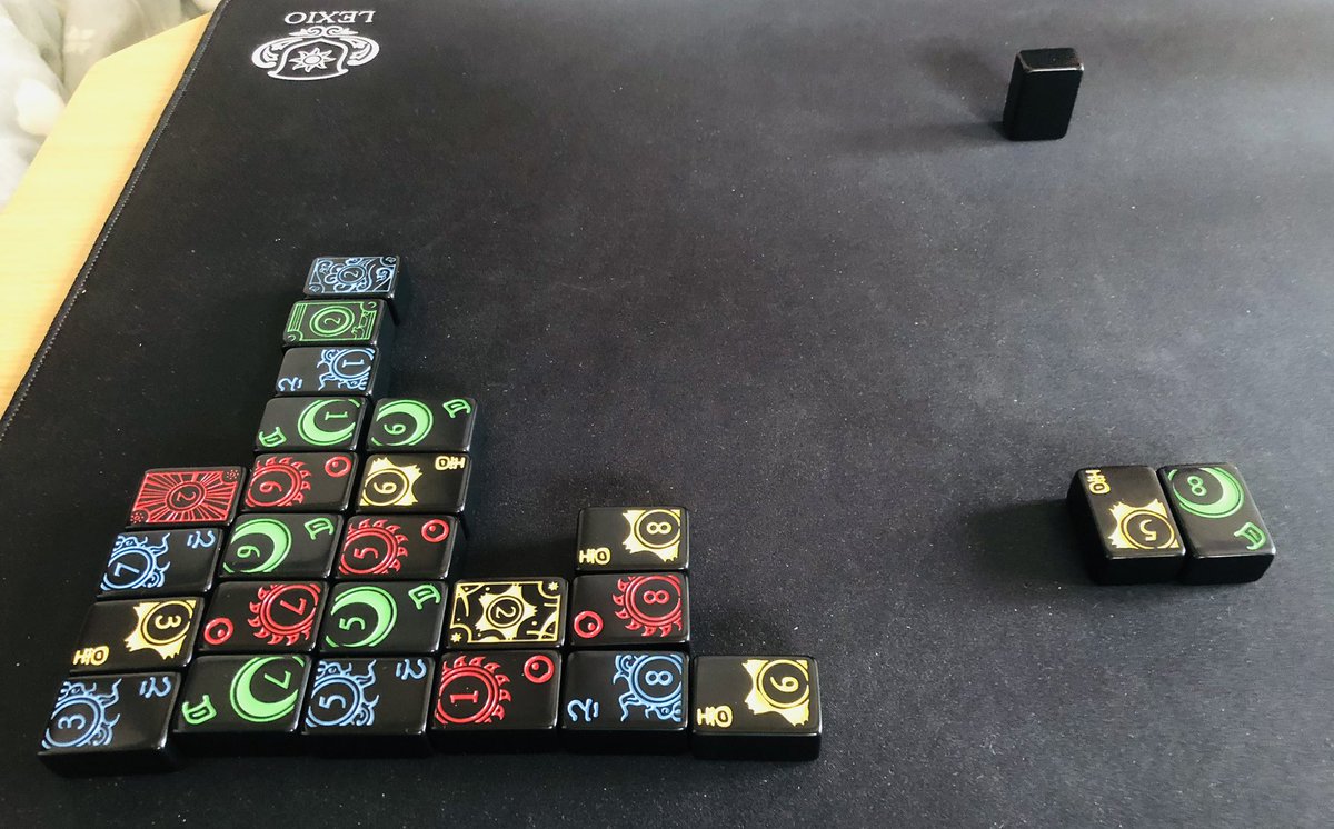 FUCROW2960's tweet photo. 牌ゲーム3本勝負
2本目は、#NewLexio
ポーカー×麻雀のようなゲーム
1回戦は
最高のストレートフラッシュを
温存しすぎて敗北…
2回戦は
ここを取られたら
敗北の踏ん張り所で
牌を切る順番が上手くいき 1-1に
最終戦は
序盤にストレートフラッシュで
危ぶまれたが最後にフルハウスで
逆転勝利‼︎ https://t.co/W7xKuZehkL