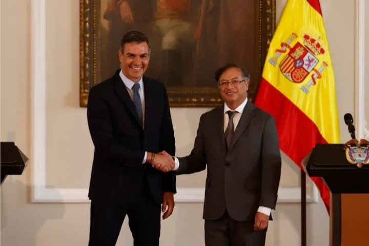 ChichonesC's tweet photo. Moncloa tiene otro pais iberoamericano comunista/gerrillero para apoyar , mangar y trapichear. https://t.co/zxqL7mJqZO