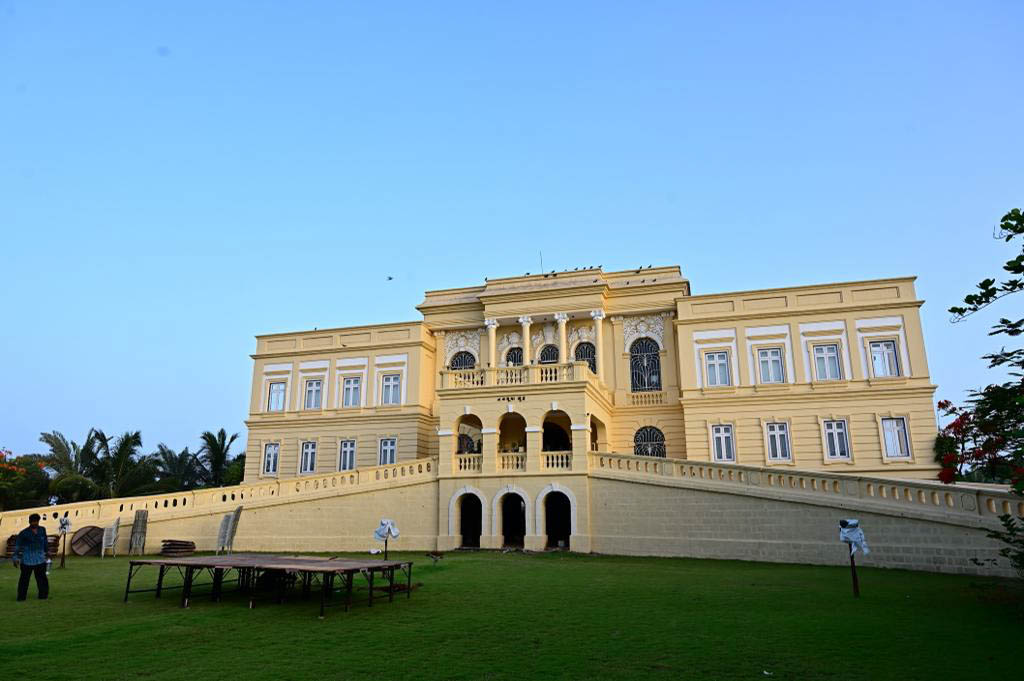 royallocations's tweet photo. A large Mansion in GUJARAT that is available for Shoots ( Feature Films, Web Series, Ad Films )
Please call Kishore Sinh Parmar
M +919898279640 & +917485949640
gujaratlocations@gmail.com
royallocations@gmail.com
#LineProductionGujarat
#MansionForShoot
#FeatureFilms
#WebSeries https://t.co/cPpJSQl7j2