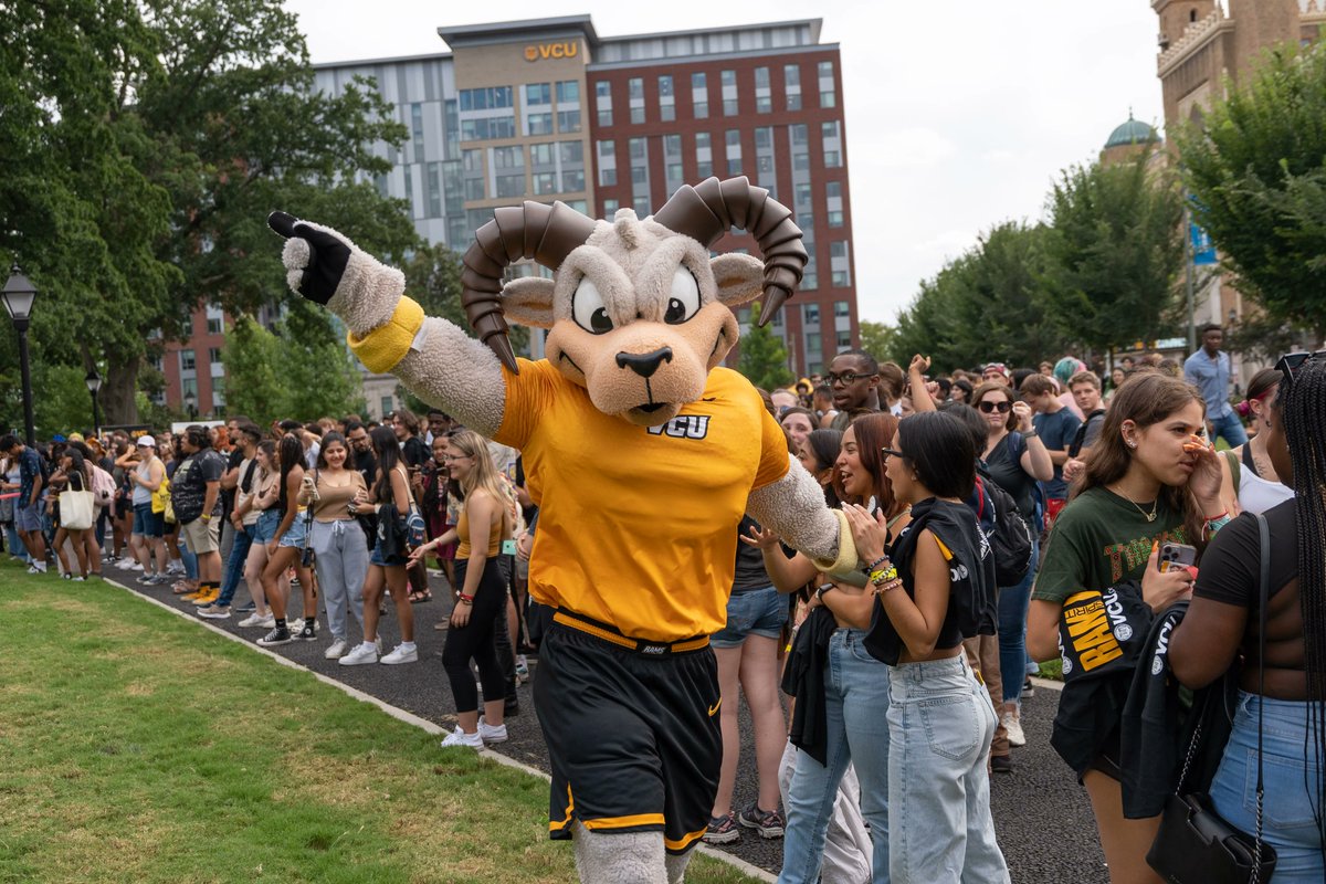 VCU_SAC's tweet image. IYKYK... Still loving all the moments from Monday! 💛 🖤 #vcu #vcutraditions #ilovevcu