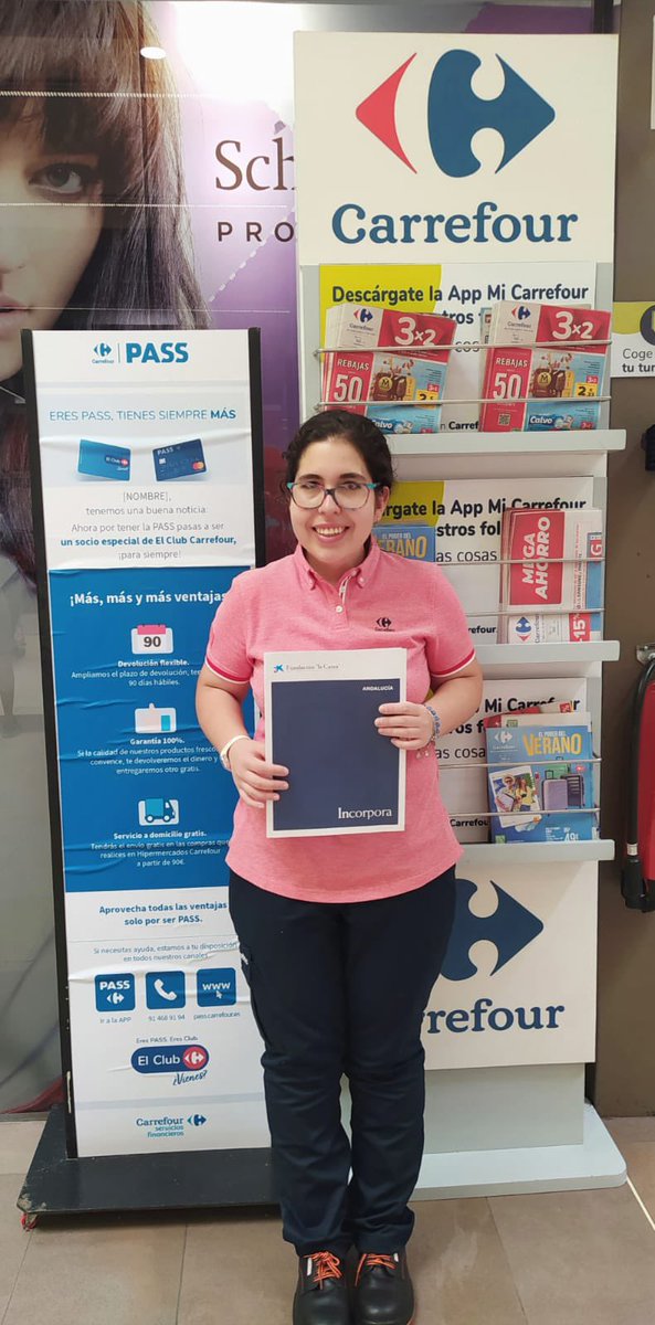 Irene ha realizado un curso de formación y prácticas no laborales a través de INCORPORA. 
Ha firmado su primer contrato laboral.
Nuestro enorme agradecimiento al equipo que forma Carrefour  Úbeda
#Apostando 
@CarrefourEs. <a href="/downjaen/">DOWN JAEN-PROVINCIA</a>  #IncorporaFundlaCaixa. <a href="/FundlaCaixa/">Fundación ”la Caixa”</a>