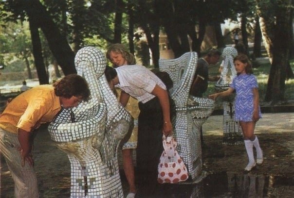 Кисловодск, 1976 год. Здесь можно было попить.

А в ваших городах были такие фонтанчики!?)))))