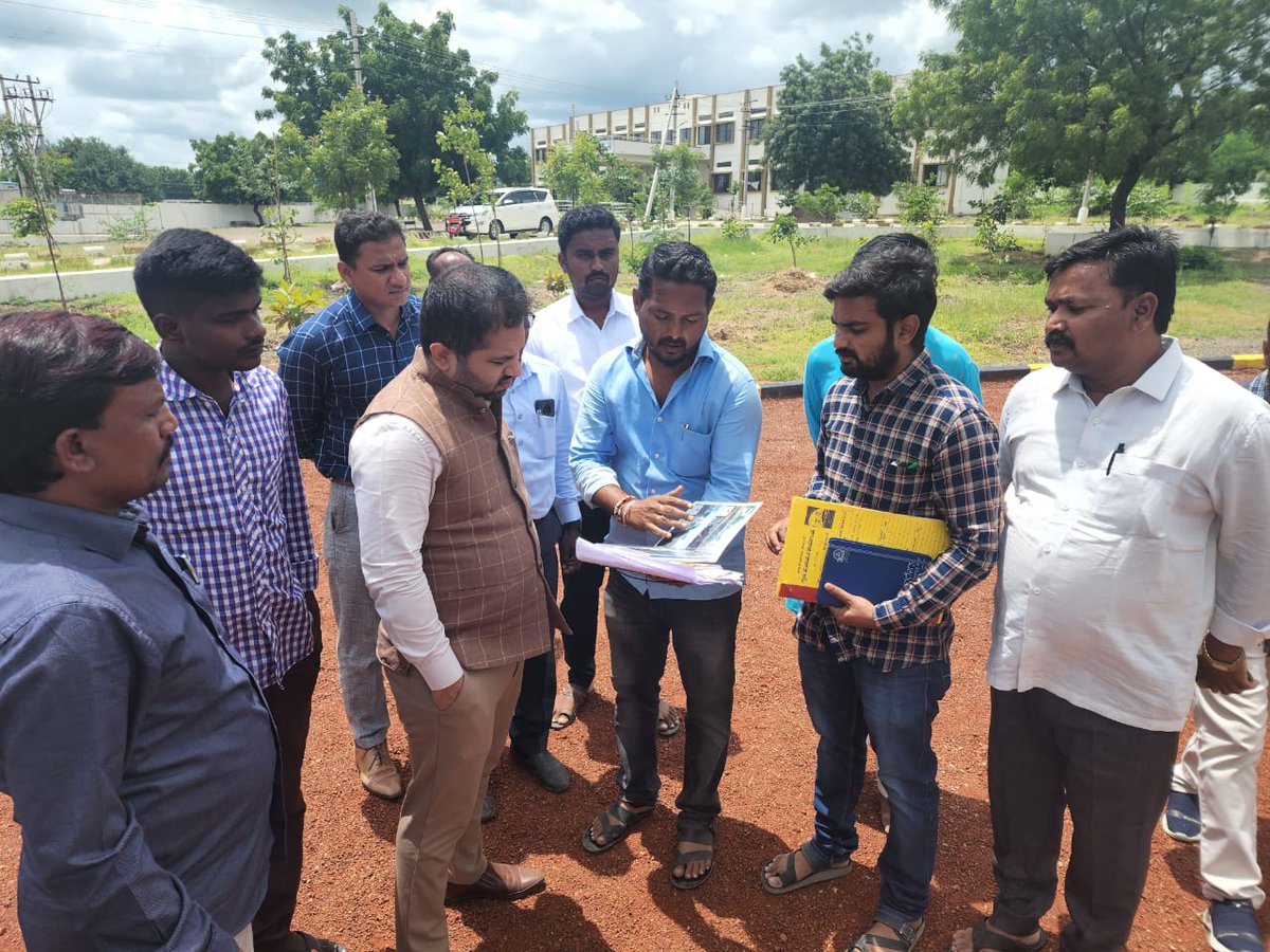 CEOZPKalaburagi's tweet photo. ಇಂದು ಮಾನ್ಯ ಮು.ಕಾ.ನಿ. ಜಿ.ಪಂ ಕಲಬುರಗಿ ರವರು ಕಲಬುರ್ಗಿ ತಾಲೂಕಿನ ಆವರಾದ (ಬಿ) ಗ್ರಾಮ ಪಂಚಾಯಿತಿ ವ್ಯಾಪ್ತಿಯಲ್ಲಿ ಬರುವ ಕಿತ್ತೂರು ರಾಣಿ ಚೆನ್ನಮ್ಮ ವಸತಿ ಶಾಲೆಯಲ್ಲಿ ಮಹಾತ್ಮ ಗಾಂಧಿ ರಾಷ್ಟ್ರೀಯ ಗ್ರಾಮೀಣ ಉದ್ಯೋಗ ಖಾತರಿ ಯೋಜನೆಯಡಿಯಲ್ಲಿ ನಿರ್ಮಾಣ ಮಾಡುತ್ತಿರುವ ಆಟದ ಮೈದಾನ ಹಾಗೂ ಪಕ್ಕದಲ್ಲಿರುವ ಕೆರೆ
ಪರೀಶಿಲಿಸಿದರು.
#Mnrega #ceozp https://t.co/ILpHMzfSJk