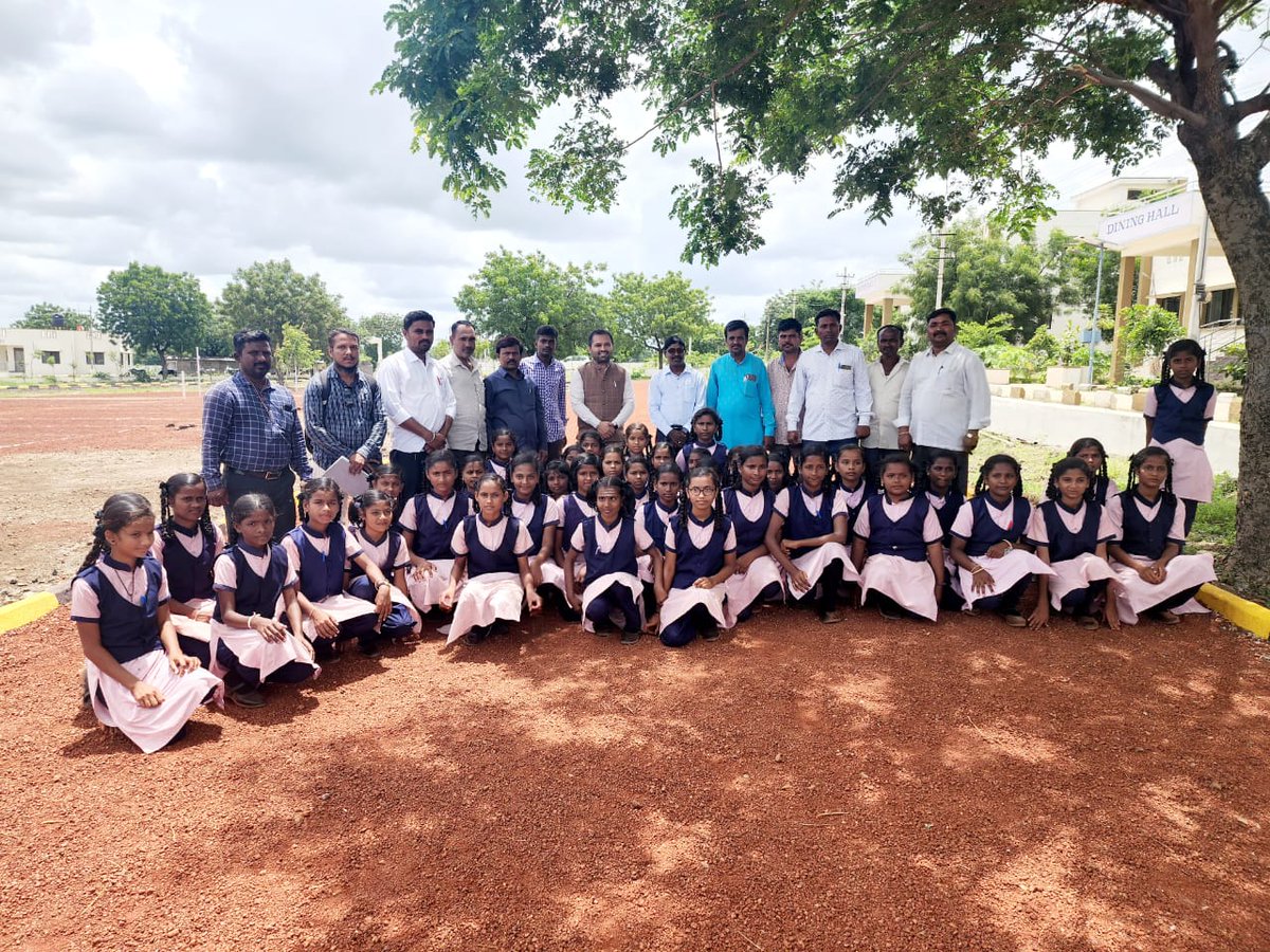CEOZPKalaburagi's tweet photo. ಇಂದು ಮಾನ್ಯ ಮು.ಕಾ.ನಿ. ಜಿ.ಪಂ ಕಲಬುರಗಿ ರವರು ಕಲಬುರ್ಗಿ ತಾಲೂಕಿನ ಆವರಾದ (ಬಿ) ಗ್ರಾಮ ಪಂಚಾಯಿತಿ ವ್ಯಾಪ್ತಿಯಲ್ಲಿ ಬರುವ ಕಿತ್ತೂರು ರಾಣಿ ಚೆನ್ನಮ್ಮ ವಸತಿ ಶಾಲೆಯಲ್ಲಿ ಮಹಾತ್ಮ ಗಾಂಧಿ ರಾಷ್ಟ್ರೀಯ ಗ್ರಾಮೀಣ ಉದ್ಯೋಗ ಖಾತರಿ ಯೋಜನೆಯಡಿಯಲ್ಲಿ ನಿರ್ಮಾಣ ಮಾಡುತ್ತಿರುವ ಆಟದ ಮೈದಾನ ಹಾಗೂ ಪಕ್ಕದಲ್ಲಿರುವ ಕೆರೆ
ಪರೀಶಿಲಿಸಿದರು.
#Mnrega #ceozp https://t.co/ILpHMzfSJk