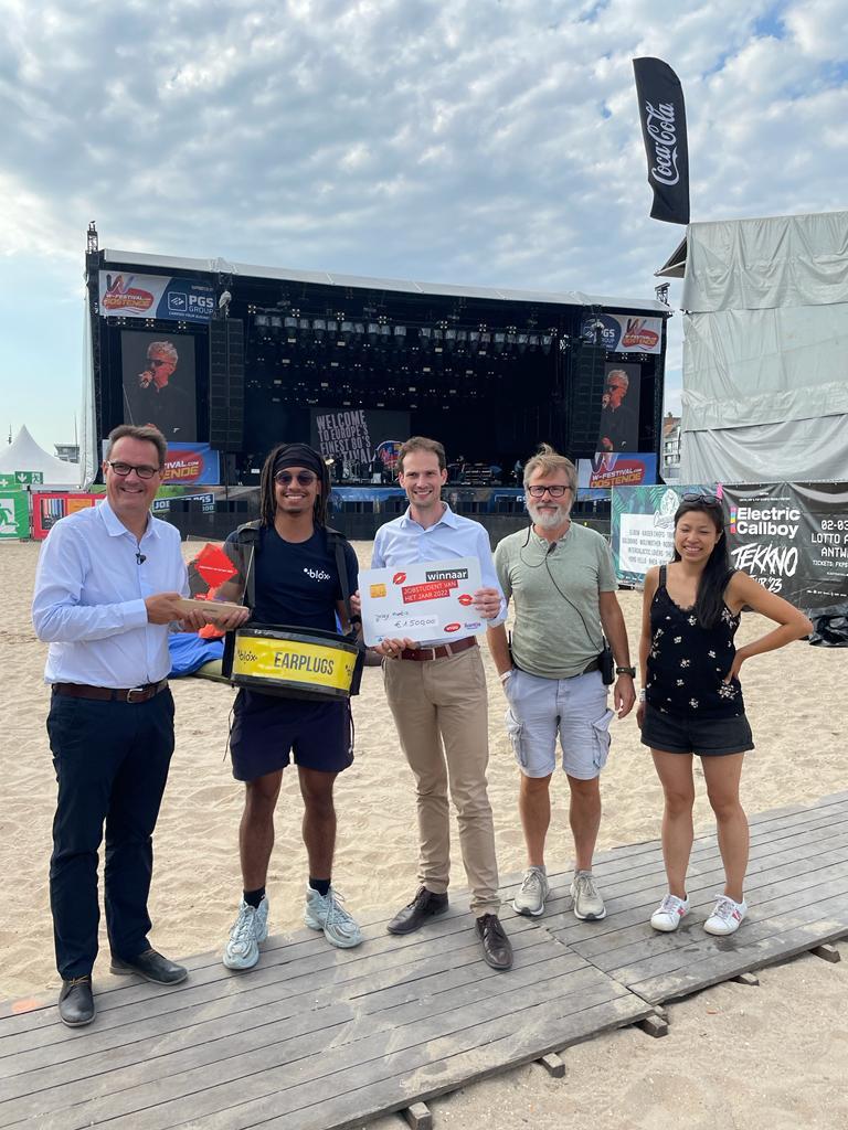 UNIZO en Liantis verkozen Jessy Martis uit Peer tot Jobstudent van het Jaar. Hij werkte deze festivalzomer voor eventbureau ENTHiON. Het aantal jobstudenten zit weer in de lift. De laureaat ontving een extra maandloon van <a href="/LiantisBe/">Liantis</a> naast de UNIZO-award. bit.ly/3dWjFkb