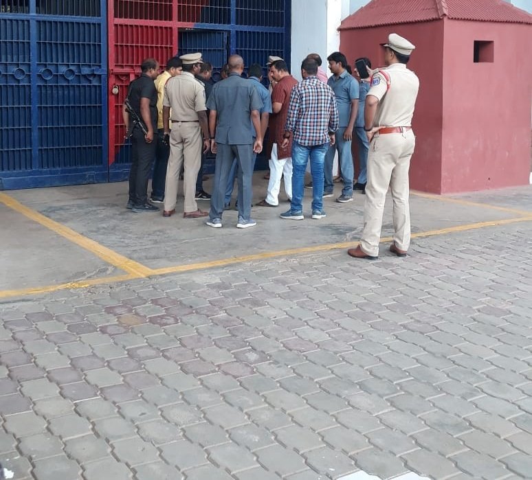 sravanijourno's tweet photo. #MlaRajasing at cherlapally #Centralprison https://t.co/zv2CmRzBfd