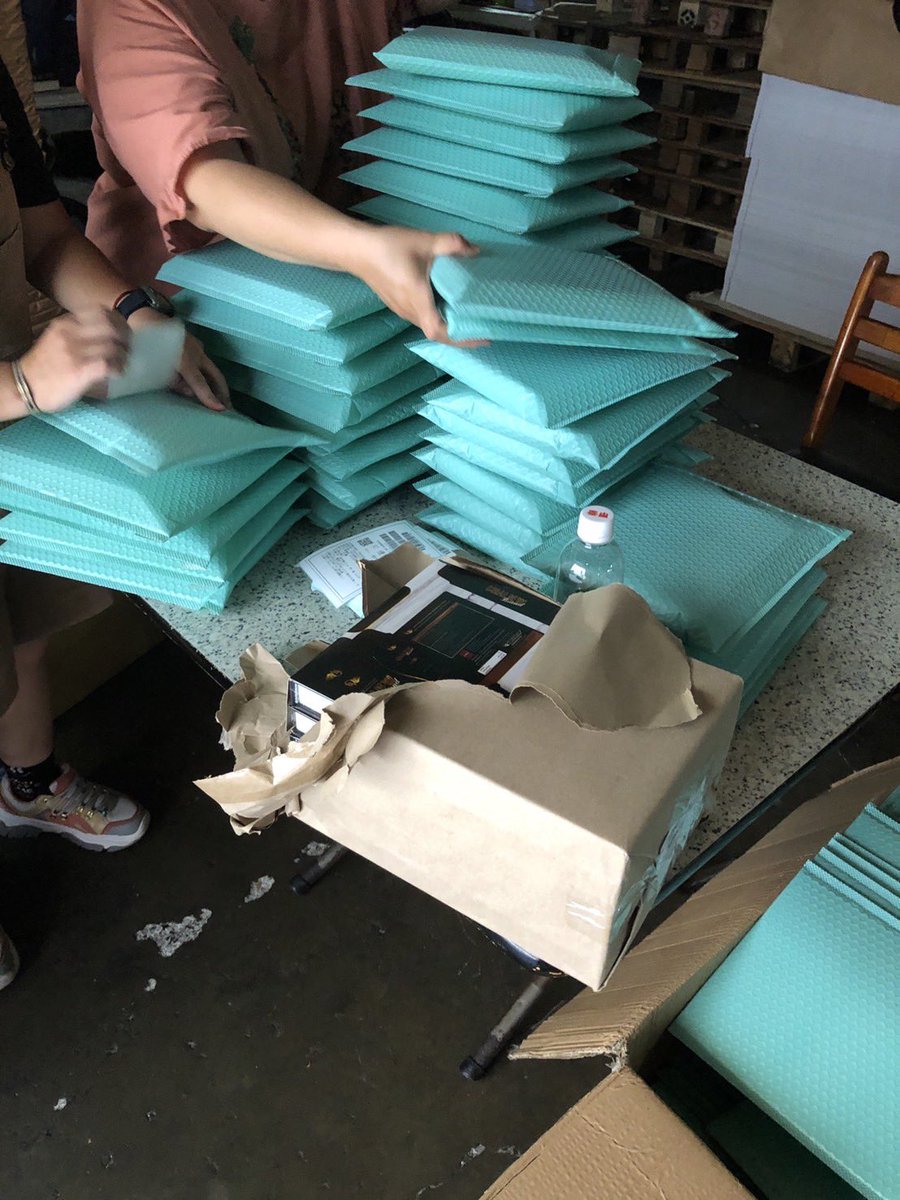 JoyceLin805's tweet photo. 📢📢童話書繁中版出貨通知📢📢
店到店包裹為1-3本訂購者，皆已寄出～
包裹追蹤編號名單🔗
https://t.co/Z6Kl8DZM0V
貨到付款金額為20*本數+35（運費）

順豐宅配運費到付者，
預計明天會來收件，
追蹤單號明天取得後會私訊提供喔！

謝謝特地南下協助包貨的小幫手🤍
@KarenHuang0306 @Anitachao7 https://t.co/MqN3lRwalb