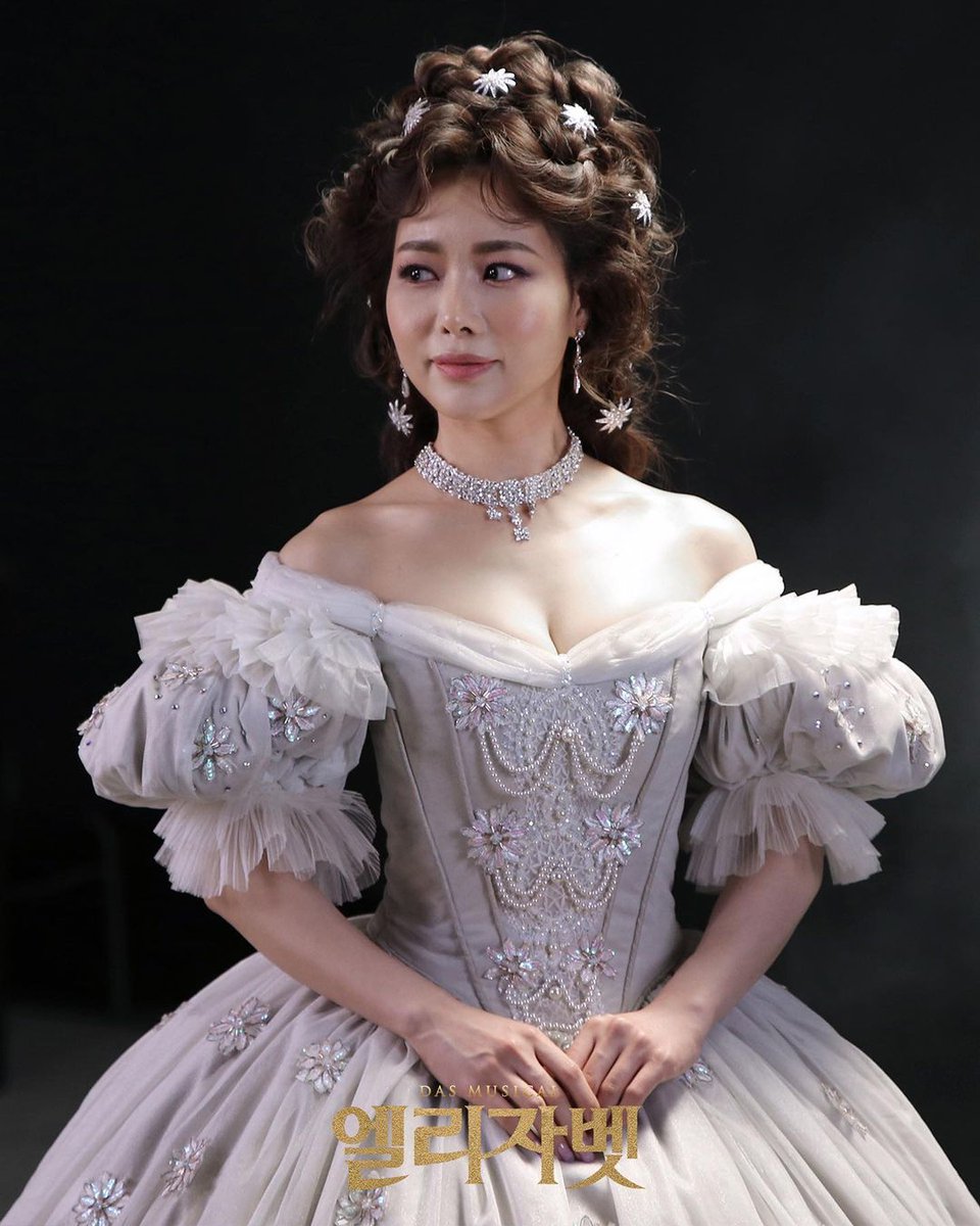 2022 뮤지컬 엘리자벳
𝐌𝐔𝐒𝐈𝐂𝐀𝐋 𝐄𝐋𝐈𝐒𝐀𝐁𝐄𝐓𝐇 10주년 기념 공연

프로필 촬영 현장의
순간순간을 담은 스케치 공개📸
#졔엘리 #졜리

(emk 인스타)
instagram.com/p/ChrhcN0PtHm/…