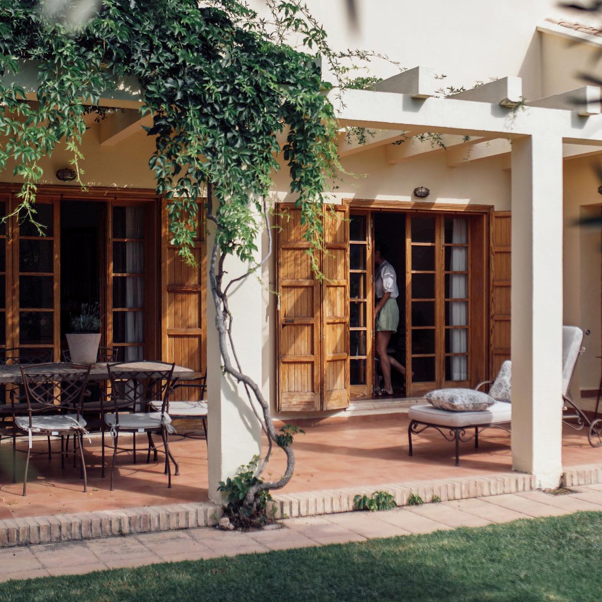 FustaiFerro's tweet photo. Los días de #verano nos gusta disfrutarlos rodeados de familia y amigos en nuestra #terraza
#FustaiFerro #hechoenEspaña #madeinSpain https://t.co/Zqz5tyj3Ob