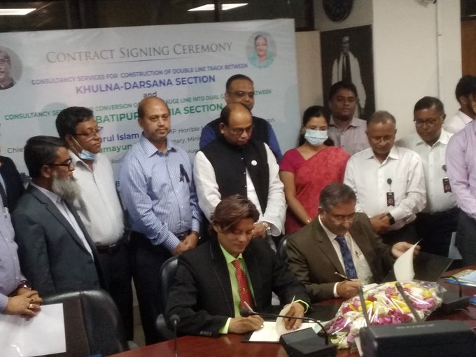 SmwtG11's tweet photo. #Bangladesh and #India sign two contracts for the construction of a new broad-gauge line between Khulna- Darsana and conversion of metre gauge line into dual-gauge line between Parbatipur and Kaunia.
#test #sih https://t.co/kLq5AAqhRK