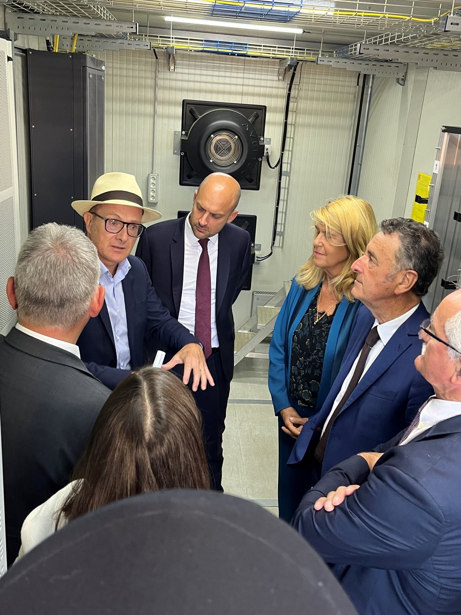 OrangeConcess's tweet photo. [📢 RURALITIC 2022 2/2] 
@FaureDominique  et @jnbarrot étaient tous les deux présents, Laurent Wild a ainsi eu le plaisir de leur faire visiter un Nœud de Raccordement Optique et un Point de Mutualisation et répondre à leurs questions. https://t.co/UHedj3mxZt