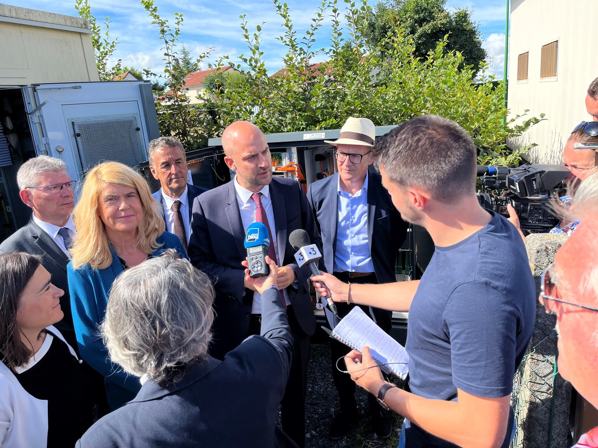 OrangeConcess's tweet photo. [📢 RURALITIC 2022 2/2] 
@FaureDominique  et @jnbarrot étaient tous les deux présents, Laurent Wild a ainsi eu le plaisir de leur faire visiter un Nœud de Raccordement Optique et un Point de Mutualisation et répondre à leurs questions. https://t.co/UHedj3mxZt