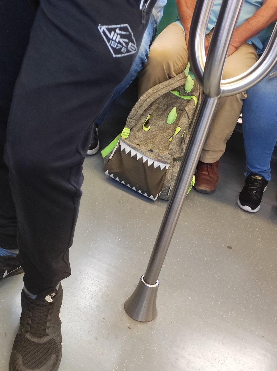 Niico__sc's tweet photo. @metrodemedellin Este dinosaurio paseador les desea un feliz día a la familia Metro 💚💚 https://t.co/wcA7QbsRWm
