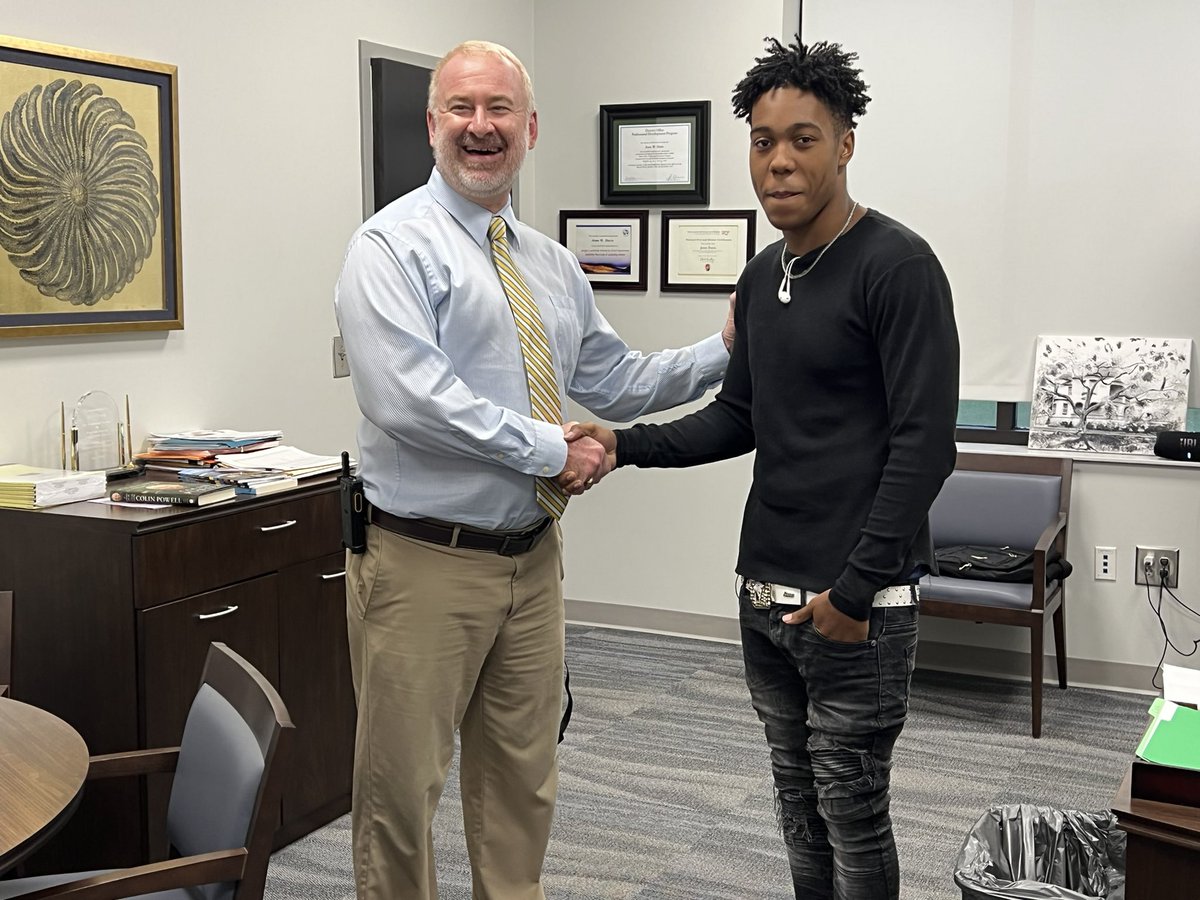 jdavis_peach's tweet photo. Johnnie Robinson is a 100%er at PCHS. 
100%ers bring good effort and good decisions daily. You sure did that this morning Johnnie.  Thanks for stepping in and being a leader. #school_peach 
#100%er https://t.co/D1Y02Soe3v