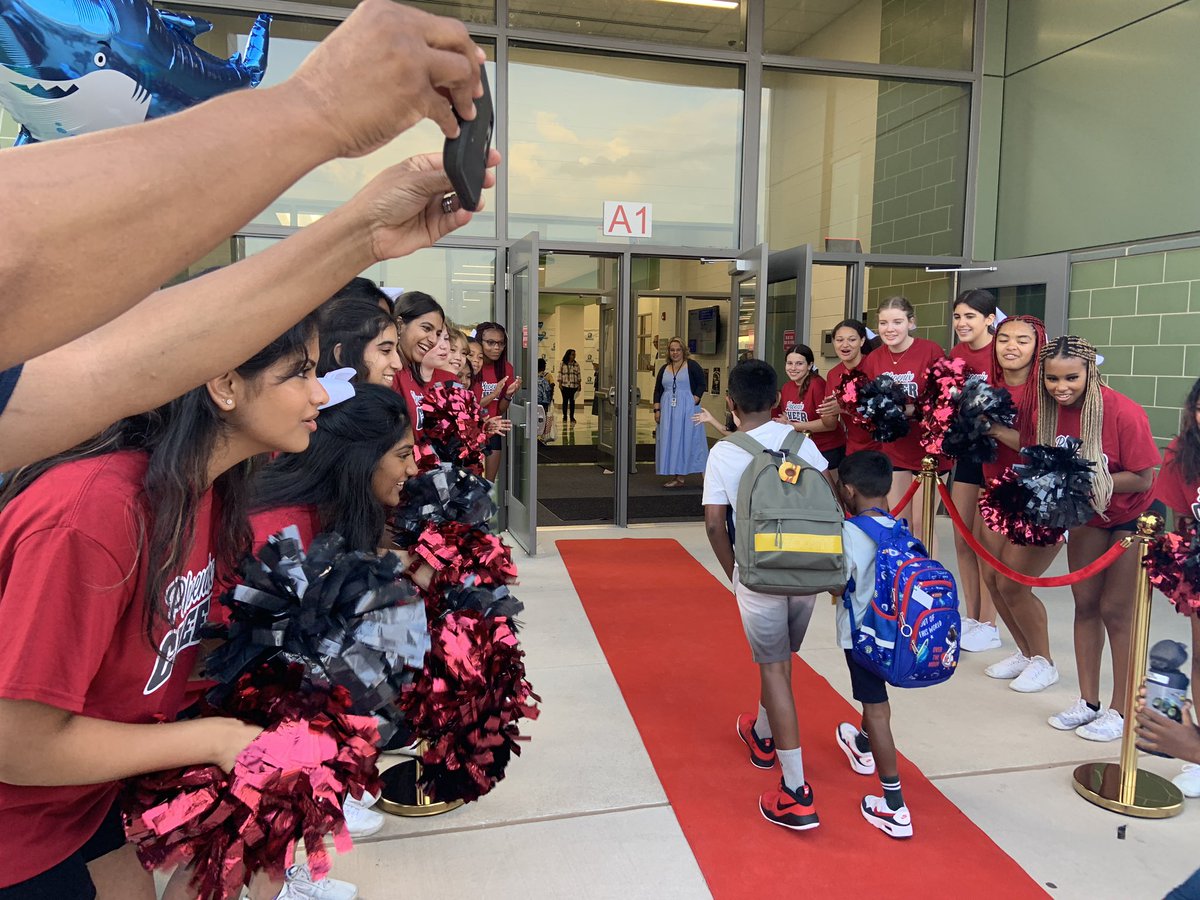 Julie_Kuzma's tweet photo. An AMAZING start to our school year! Welcome them like the superstars they are! Our school is complete because our students are here today. @E_ThompsonES @TimSparbanie @MaureenSidorVA @LCPS_ElemDIF @LCPSOfficial https://t.co/0XCjHbawy2