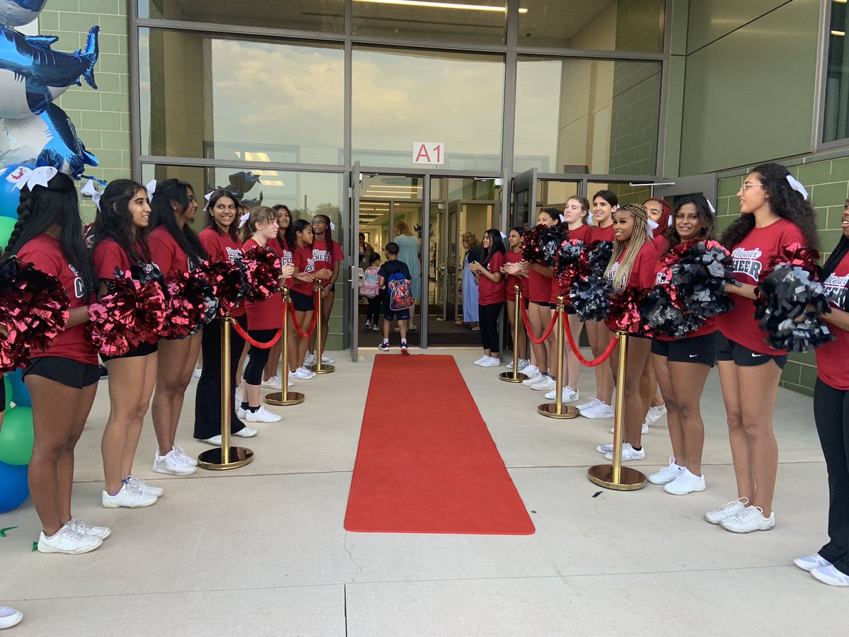 Julie_Kuzma's tweet photo. An AMAZING start to our school year! Welcome them like the superstars they are! Our school is complete because our students are here today. @E_ThompsonES @TimSparbanie @MaureenSidorVA @LCPS_ElemDIF @LCPSOfficial https://t.co/0XCjHbawy2