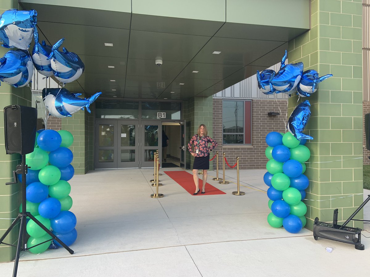 Julie_Kuzma's tweet photo. An AMAZING start to our school year! Welcome them like the superstars they are! Our school is complete because our students are here today. @E_ThompsonES @TimSparbanie @MaureenSidorVA @LCPS_ElemDIF @LCPSOfficial https://t.co/0XCjHbawy2