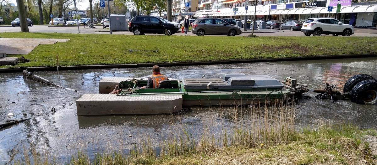 De sloten en singels in Schiebroek en delen van Hillegersberg (Oud-Hillegersberg en 110 Morgen) worden vanaf eind augustus gebaggerd. Dat gaat een paar maanden duren. Baggeren is nodig, anders slibben de watergangen dicht. 
Meer achtergrondinformatie bewonershis.nl/?p=2760