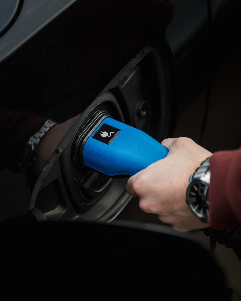 ecbusinesssol's tweet photo. Did you know that EV drivers will be able to sell energy to the National Grid? ⚡️
The UK’s first vehicle-to-grid (V2G) technology will enable EV owners to sell surplus energy when their cars are charging at night. https://t.co/2EhZnjAdZF