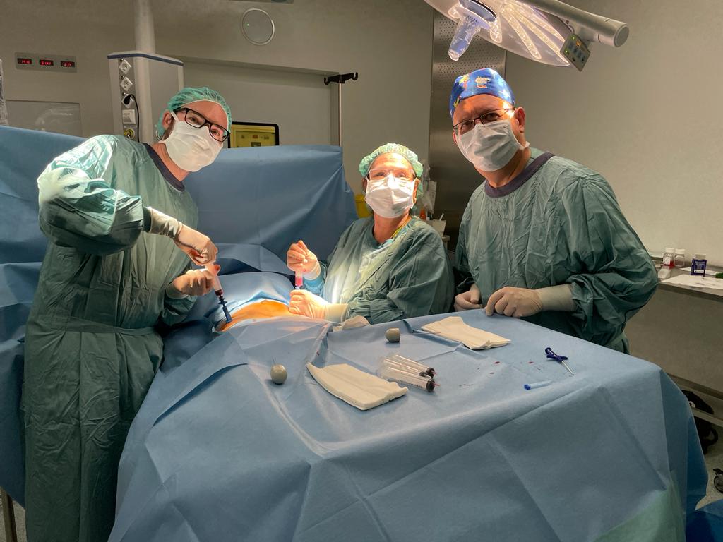Irenedenuevo's tweet photo. Más días para recordar en @HospitalSantPau. Última extracción de médula ósea de la Dra. Isabel Badell, referente del trasplante para pediatras y hematólogos dentro y fuera de nuestras fronteras. https://t.co/reyhIG7Owr