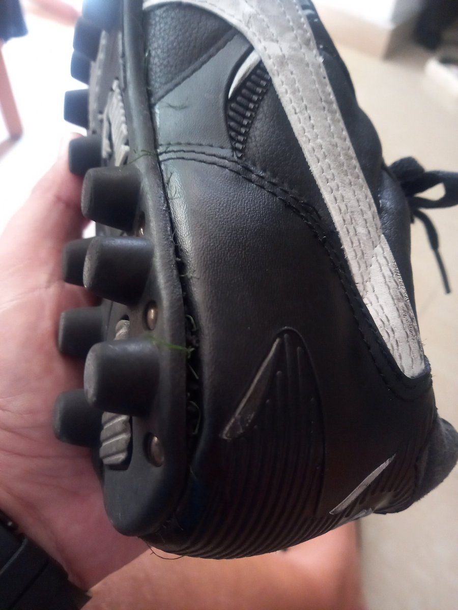 rsl1964's tweet photo. @PUMA no solo es en la puntera, tambien el talon de la misma bota. https://t.co/cb5lDfrVp2