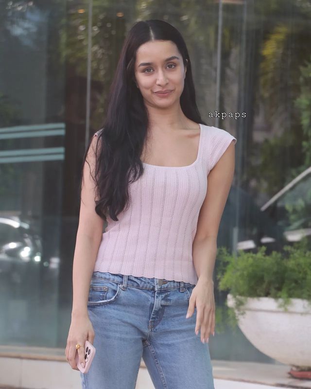 ShraddhaSource's tweet photo. Shraddha Kapoor Spotted in Mumbai Today. (25/08) https://t.co/7oEqKvLuRK