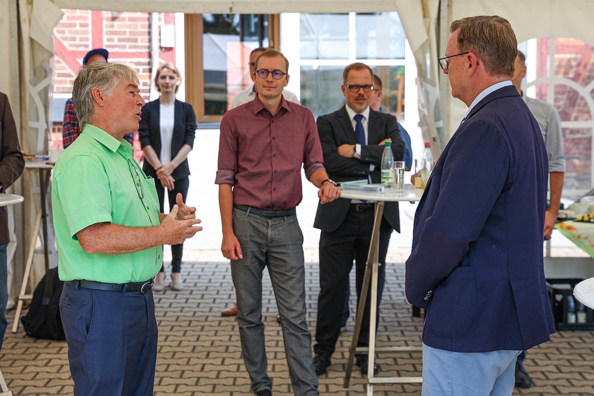 thueringende's tweet photo. Die #dilb steuert und begleitet Bauprojekte. Das Unternehmen wird vom @ZentrumZeTT bei der Einführung von digitalen Lösungen unterstützt. Zum Abschluss des Besuches überreichte Ramelow die „22“, das Symbol zum @tde2022erfurt. https://t.co/eBayYNCNcM
