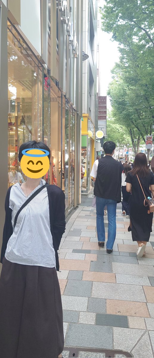 modc_history's tweet photo. あと今日は休みだったので原宿から渋谷にかけての聖地も巡ってきたよ。インスタの写真と比べながら大体ここ？みたいなの頑張ったけど、完全には一致しない。あと服がやばい 付き合ってくれた友達に感謝。原宿のは自転車止まってたから座れなかった…のが残念 https://t.co/vwtJnCzBK9