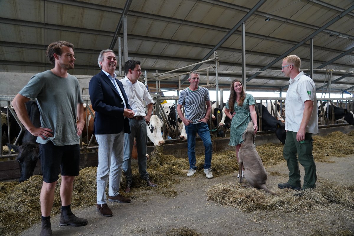 staatsbosbeheer's tweet photo. We gaan een verregaande samenwerking met melkveehouders uit Reeuwijk, Warmond en Simonshaven aan. De samenwerkingsovereenkomsten combineren meer biodiversiteit met een rendabele bedrijfsvoering. ⤵️
https://t.co/30zs9agrBv https://t.co/8f4Sll3nb8