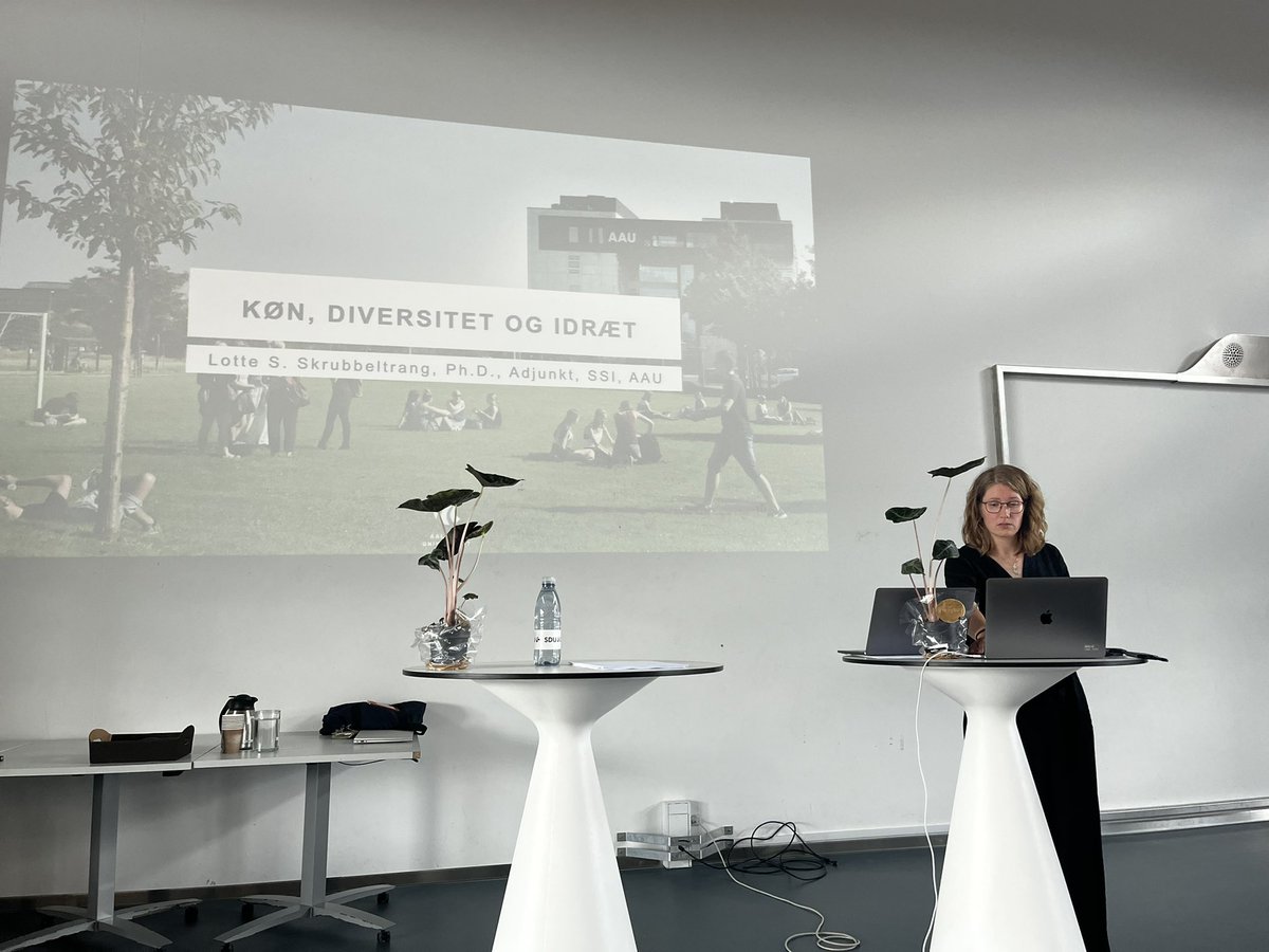 Signe Højbjerre (@signehoj) on Twitter photo Lotte Skrubbeltrang fra AAU med en spændende intro om kønsforskelle i fastholdelse, frafald og fremtidsdrømme i de danske idrætsklasser <a href="/SDUIOB/">Idræt og Biomekanik</a> Lotte Skrubbeltrang fra AAU med en spændende intro om kønsforskelle i fastholdelse, frafald og fremtidsdrømme i de danske idrætsklasser <a href="/SDUIOB/">Idræt og Biomekanik</a>