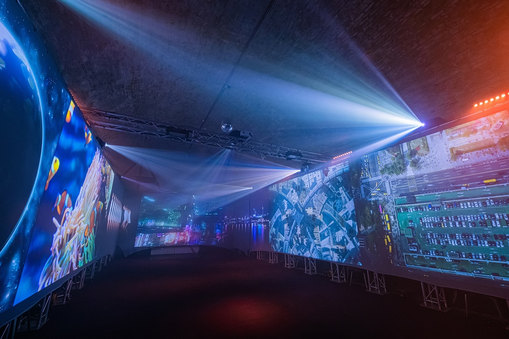 Sneak peek at the incredible new projector set-up here🔥🔥🔥
#immersive #projections #digitalvenue

📸 @susannahfields