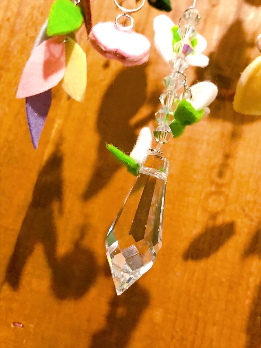 attic_circus's tweet photo. 屋根裏サーカス🎪
作品情報⑤【作家名：雷果(らいか)】
フェルトで創られたオリジナルキャラクター「悪縁魔」をモチーフに、ストーリー性あるモビールに仕上げられています。
店内の照明とも相まってキラキラと輝き、息を吹き込まれた様に想い想いに揺れる悪縁魔が不思議な世界へと導いてくれます🤡 https://t.co/e7kFa5MSPd